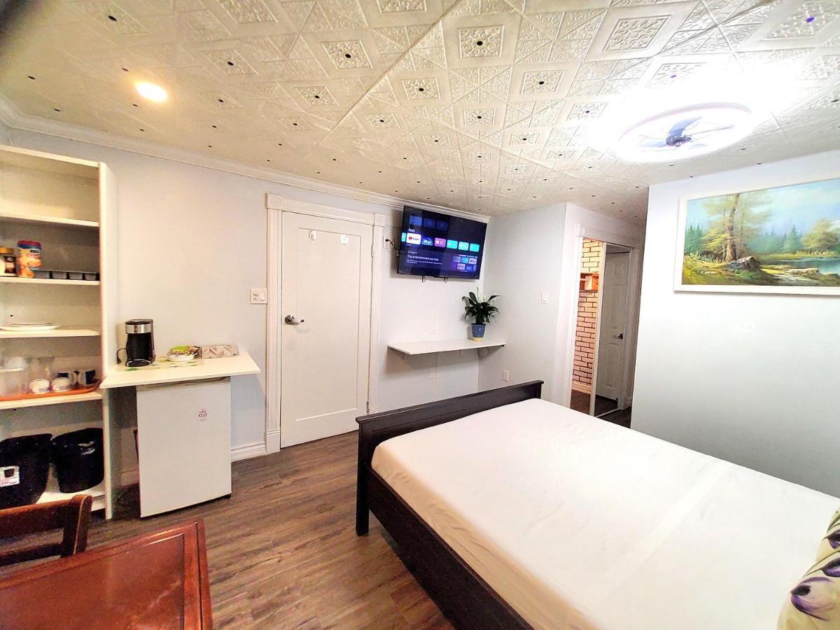 Renovated Cozy Bedroom With Private Washroom โตรอนโต ภายนอก รูปภาพ