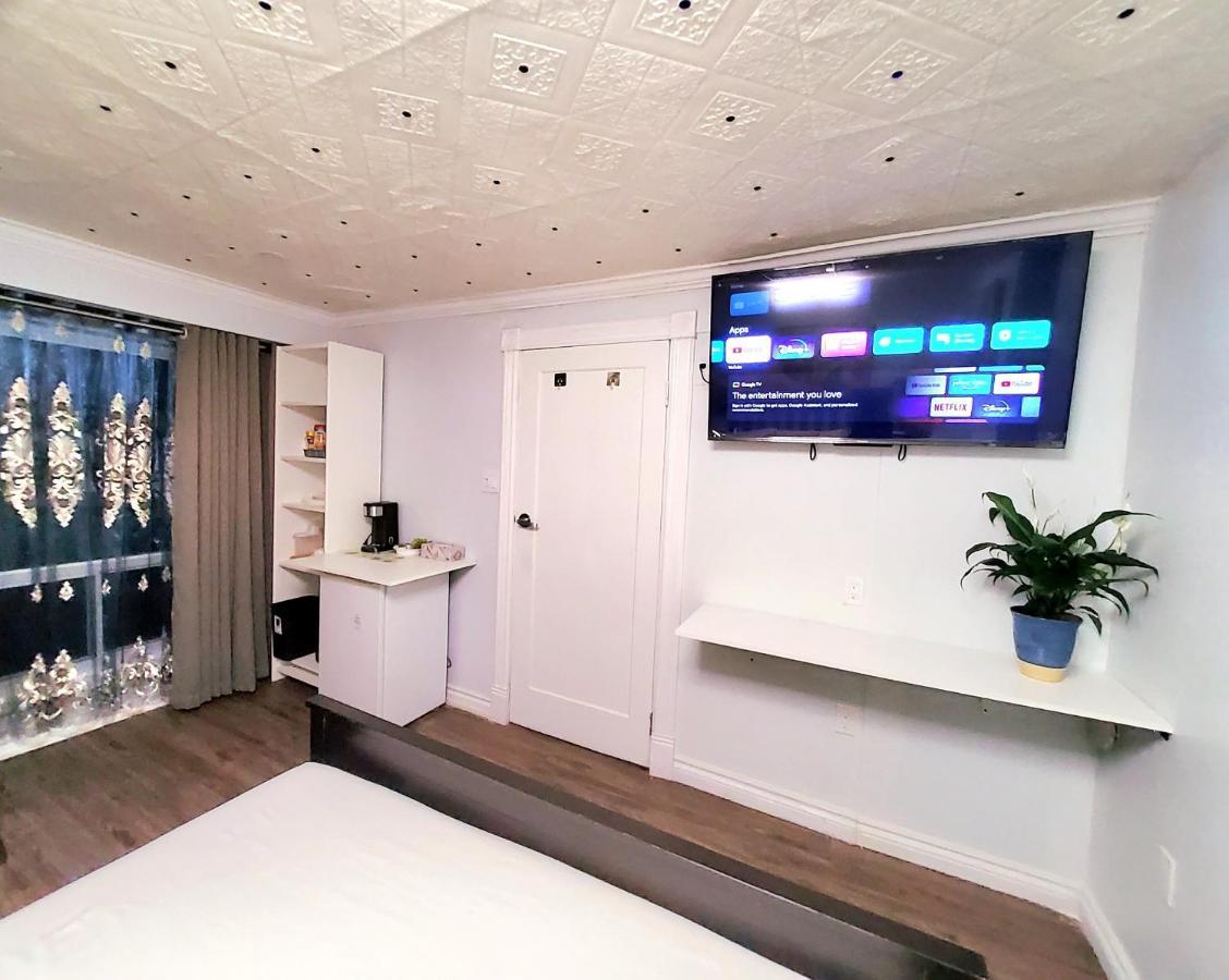 Renovated Cozy Bedroom With Private Washroom โตรอนโต ภายนอก รูปภาพ