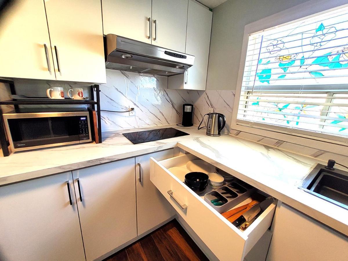 Renovated Cozy Bedroom With Private Washroom โตรอนโต ภายนอก รูปภาพ