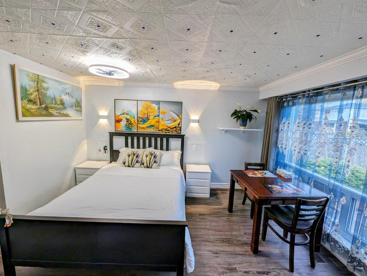 Renovated Cozy Bedroom With Private Washroom โตรอนโต ภายนอก รูปภาพ