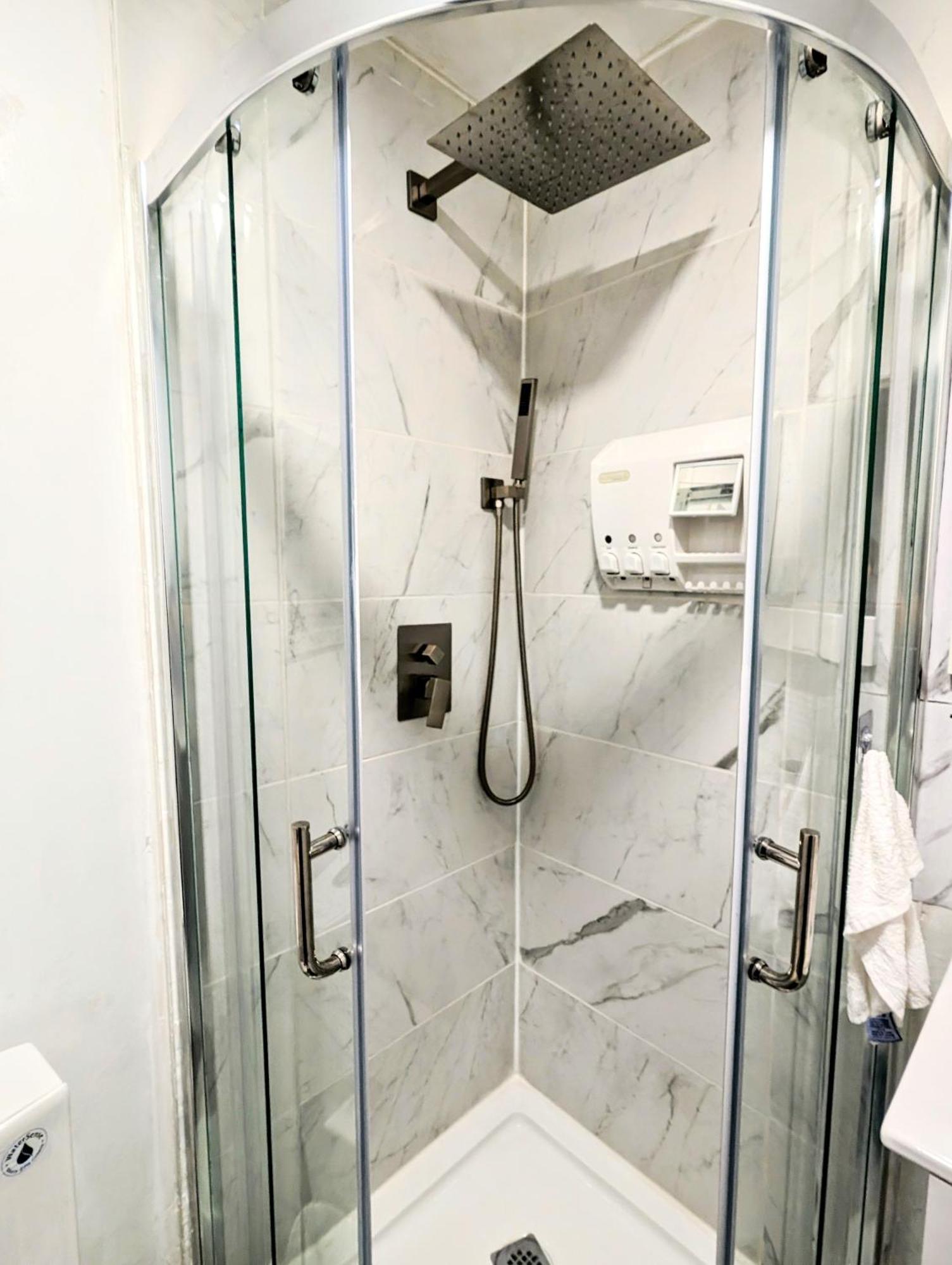 Renovated Cozy Bedroom With Private Washroom โตรอนโต ภายนอก รูปภาพ